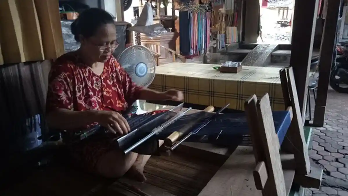 Bermakna untuk Tolak Penyakit, Kain Geringsing Karangasem Laris Manis