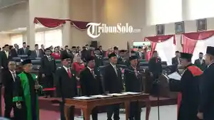 Rapat-Paripurna-sekaligus-pelantikan-pimpinan-DPRD-tersebut-berlangsung-di-Gedung-DPRD-Sukoharjo.jpg