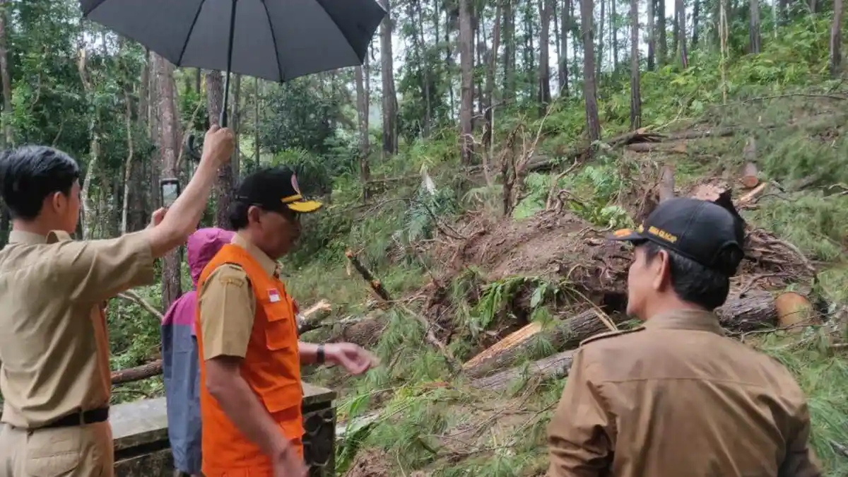 Pj Sekda Cilacap Serahkan Bantuan Korban Bencana di Cimanggu dan Majenang