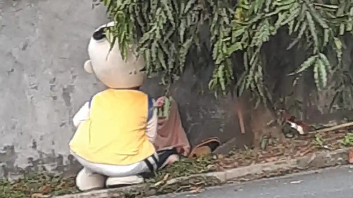 Seorang Ayah Berbusana Badut Ajari Anak Mengaji di Pinggir Jalan