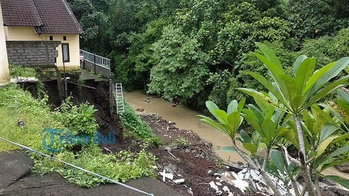 Hujan Deras, Rumah di Perumahan Sandan Sari Blok G Tabanan Amblas ke Sungai