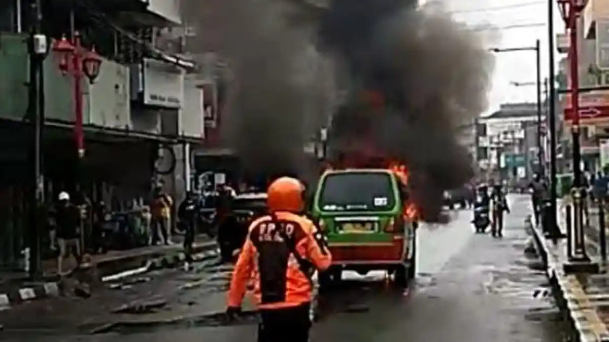 Detik-detik Penumpang Angkot Selamatkan Diri Saat Mobil Terbakar di Jalan Suryakancana