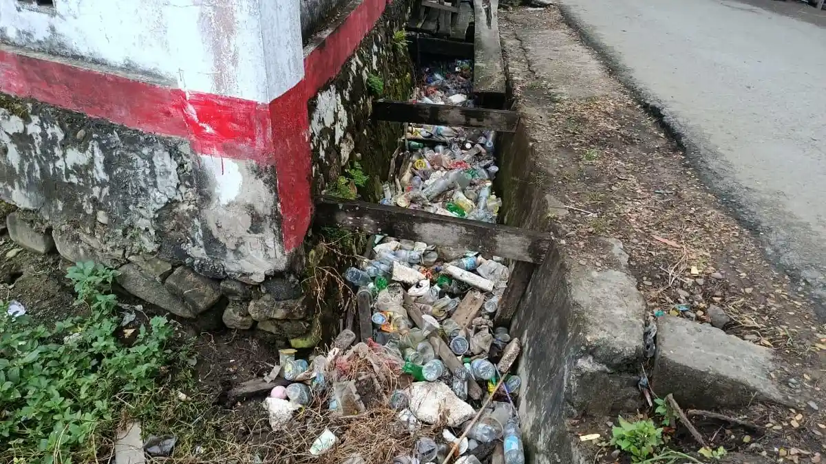 Warga Minta Pemerintah Bersihkan Drainase di Pasar Bongkar Bula