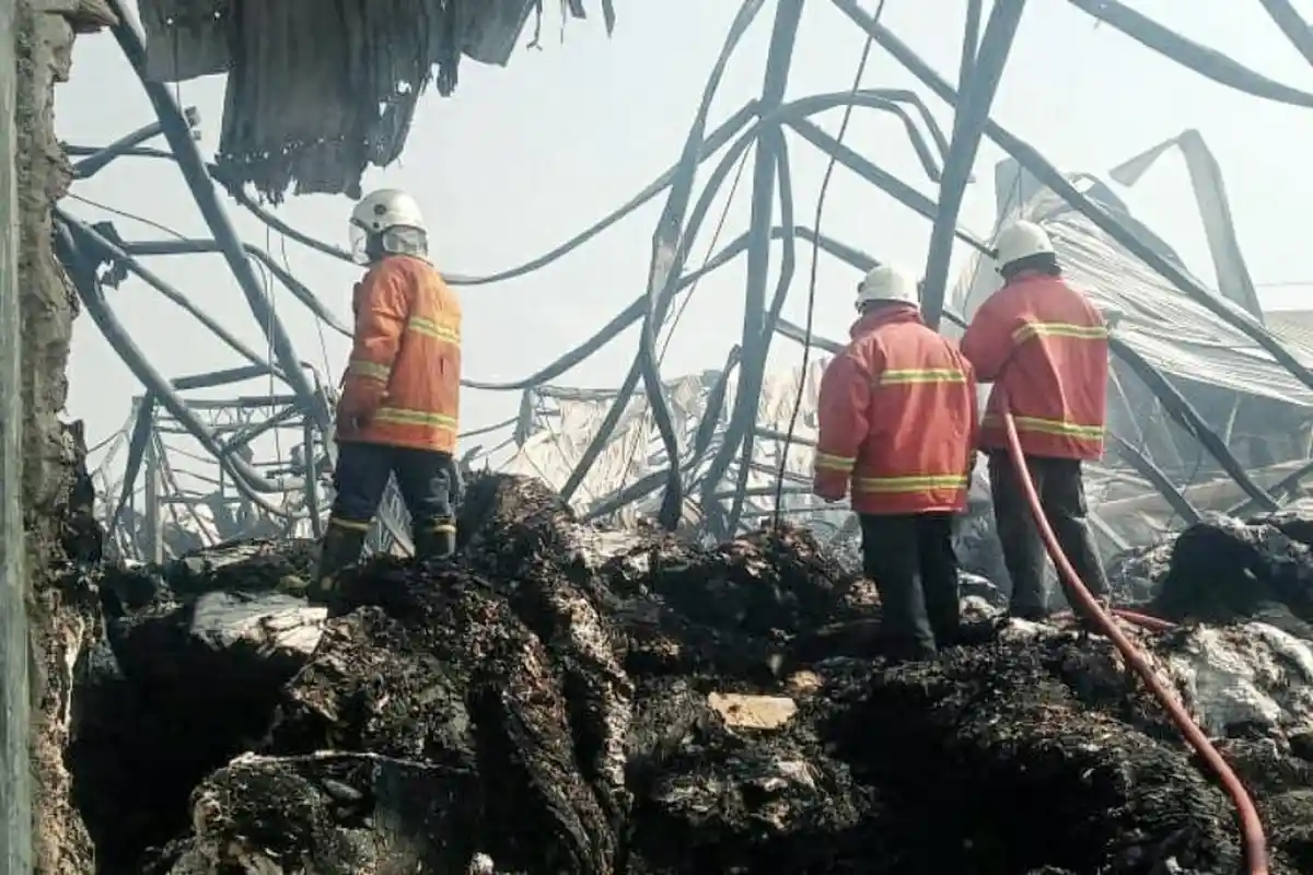 Kebakaran Dahsyat Pabrik Tisu di Mojokerto, Petugas Damkar Butuh 24 Jam untuk Jinakkan Api