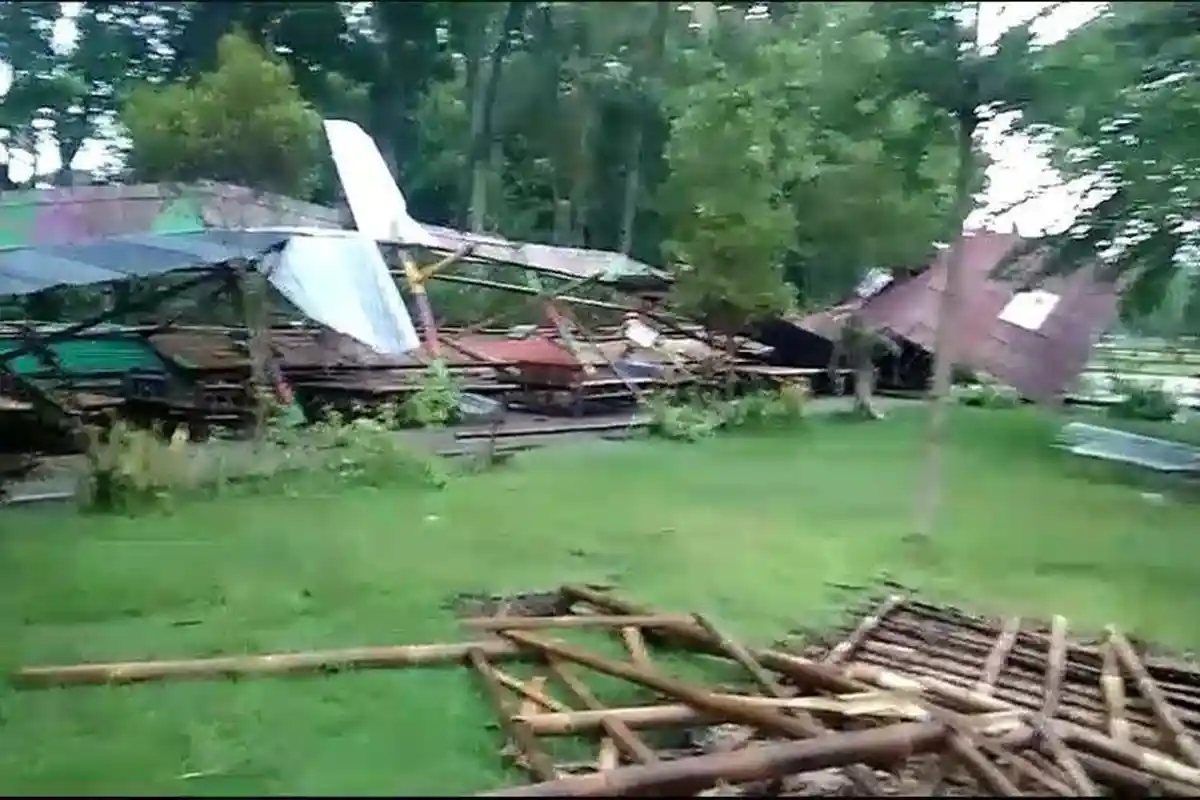 Pasar Inis Purworejo Roboh Diterjang Hujan Disertai Angin Kencang, Pohon Juga Banyak yang Tumbang