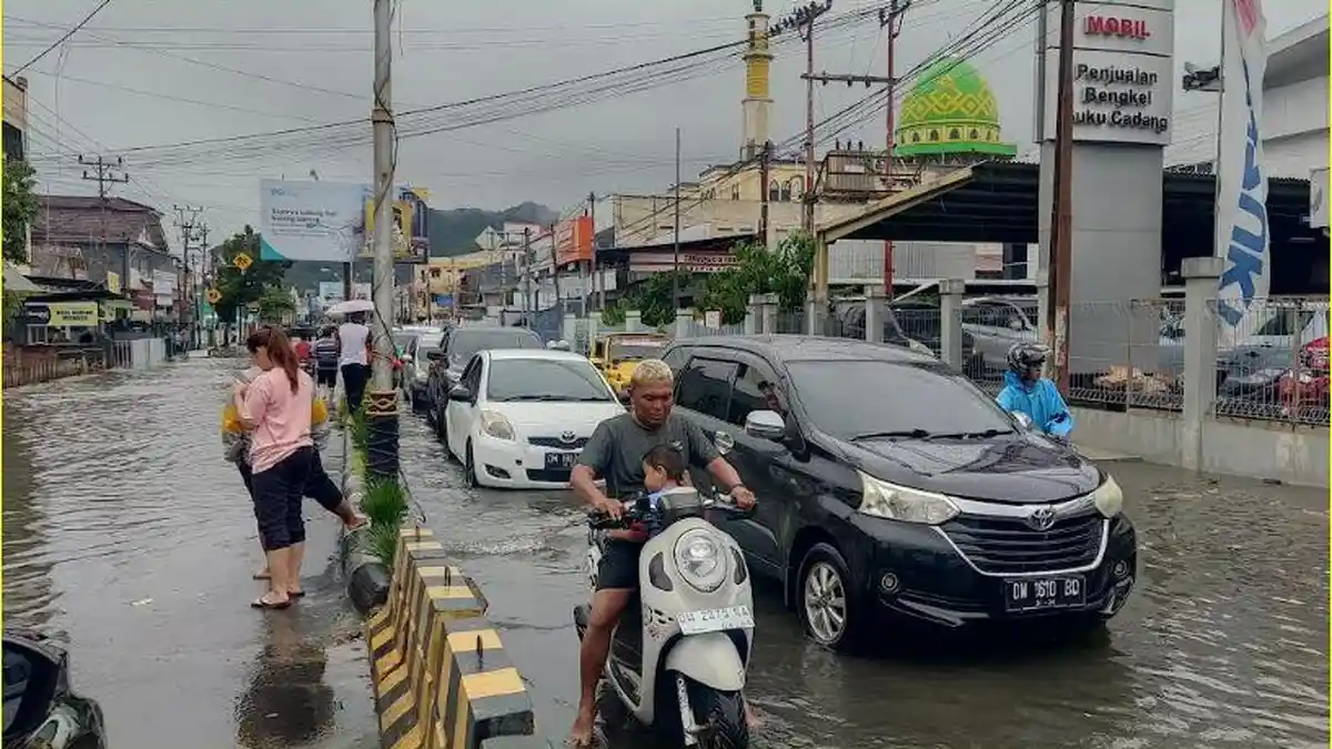 Kawasan Tugu Saronde Kota Gorontalo Macet Sepanjang 100 Meter, Kendaraan Antre Lintasi Banjir