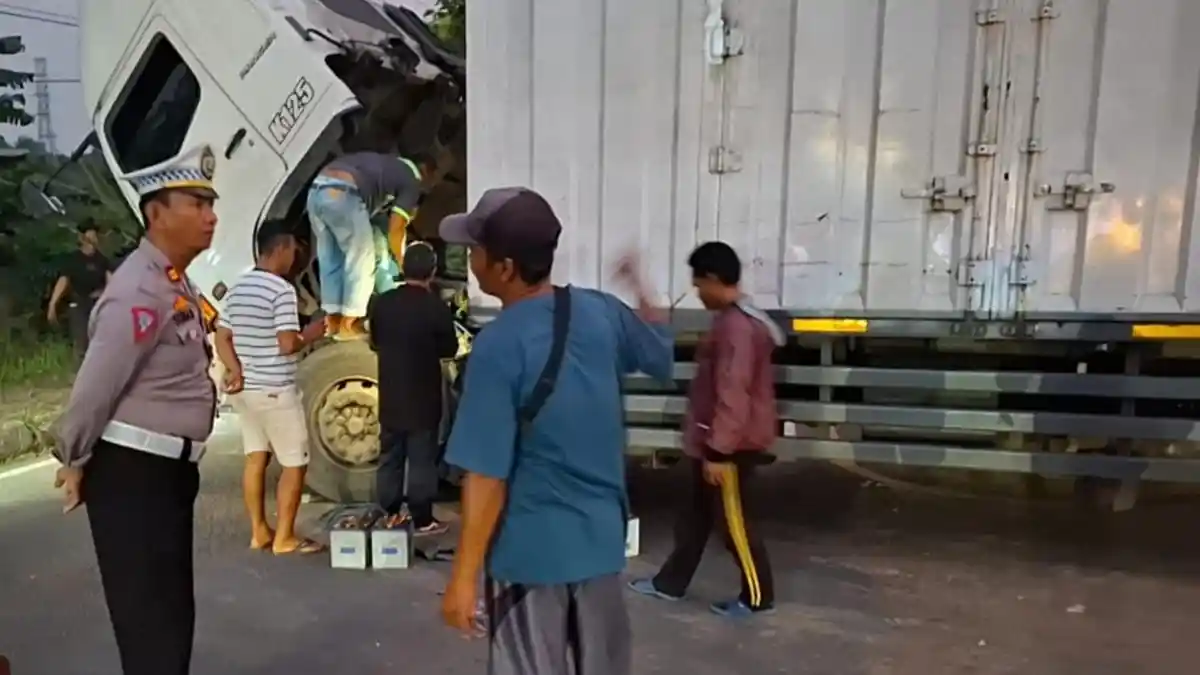 Truk Kontainer Mogok, Jalan Raya Serang-Pandeglang Macet Parah