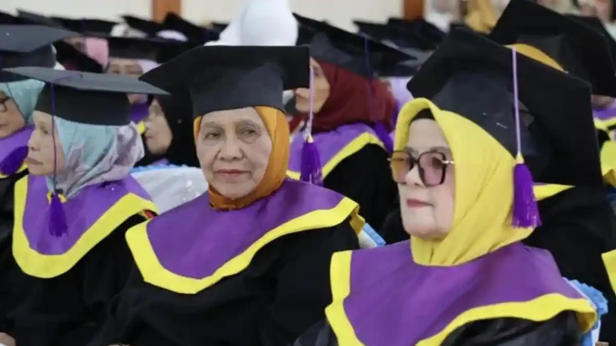 216 Lansia di Kota Sungai Penuh Jambi Diwisuda 