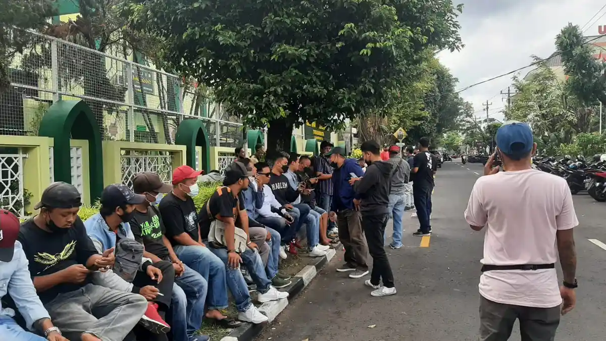 Puluhan Massa Padati PN Yogyakarta Menanti Putusan Sidang Kasus Pelemparan Batu Kotagede