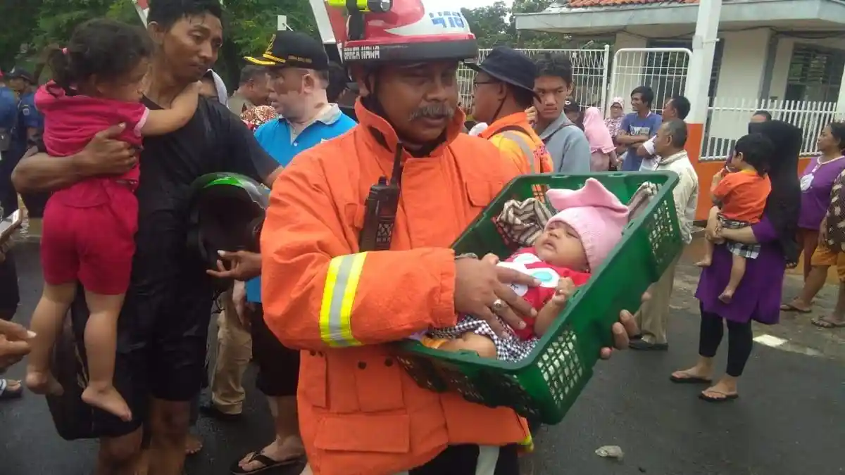 Kisah Dramatis Penyelamatan Bayi Sabrina: 7 Jam Terjebak Banjir di Warung Ketoprak