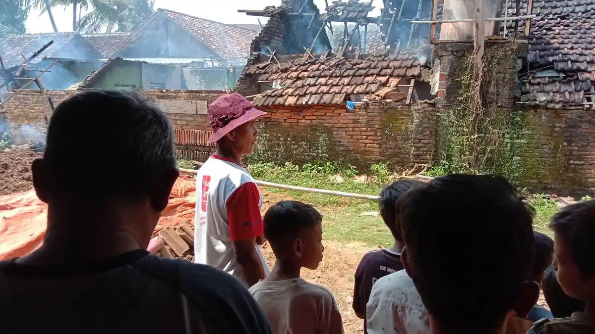 BREAKING NEWS Rumah Pelaku Usaha Kecil Cetak Batu Bata di Pringsewu Ludes Dilalap Api