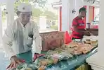 Selama Ramadan, Masjid Agung Solihin Kayuagung Bagikan Ratusan Takjil Gratis Kepada Jemaahnya