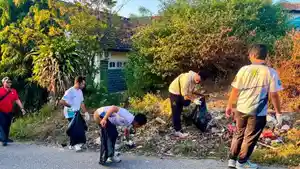 PLN-UP3-Sumba-pungut-sampah.jpg