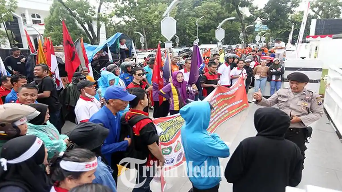 Berita Foto: Desak Penyelesaian Kasus Tanah di Sumut, Buruh Tuntut Kenaikan UMP 15 Persen - 09082023_TUNTUT-KENAIKAN-UMP_ABDAN-SYAKURO-2.jpg