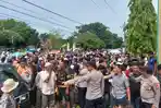 Unjuk Rasa, Massa Berpita Kuning Desak DPRK Aceh Anulir Interpelasi Bupati Oyon