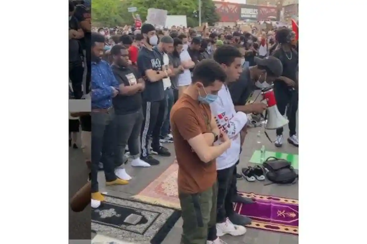 Aksi Non Muslim Pagari Warga Muslim yang Salat Berjamaah Saat Demonstrasi Kematian Goerge Floyd