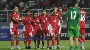Pemain-Timnas-Indonesia-U-23-Rayhan-Hannan-8-merayakan-gol-dengan-rekan-satu-tim.jpg