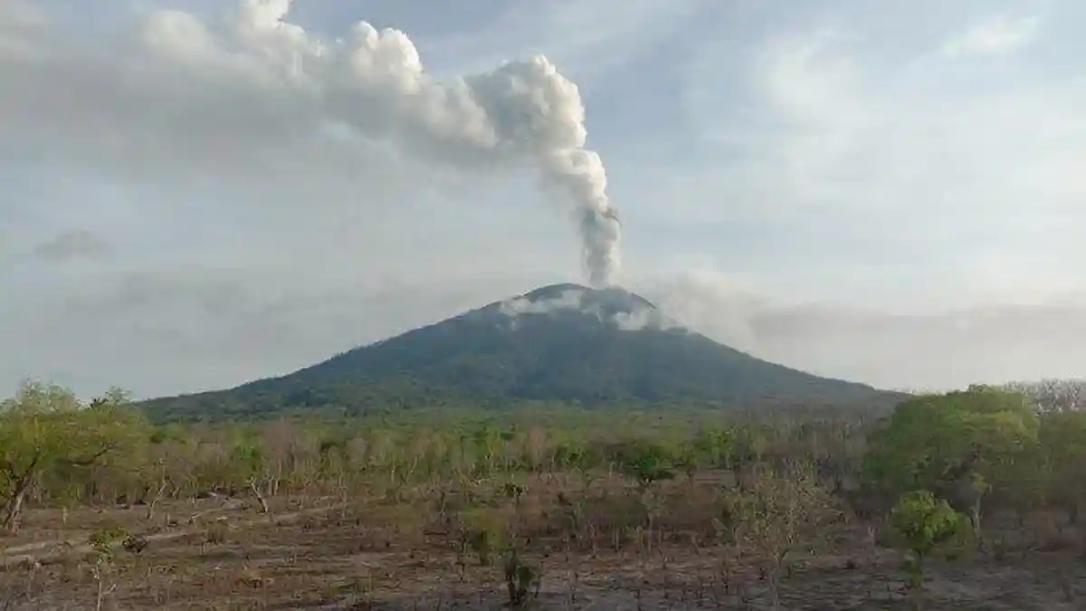 Gunung lle Lewotolok 2 Kali Meletus Disertai Dentuman Keras Hari Ini, Warga Diimbau Tetap Waspada