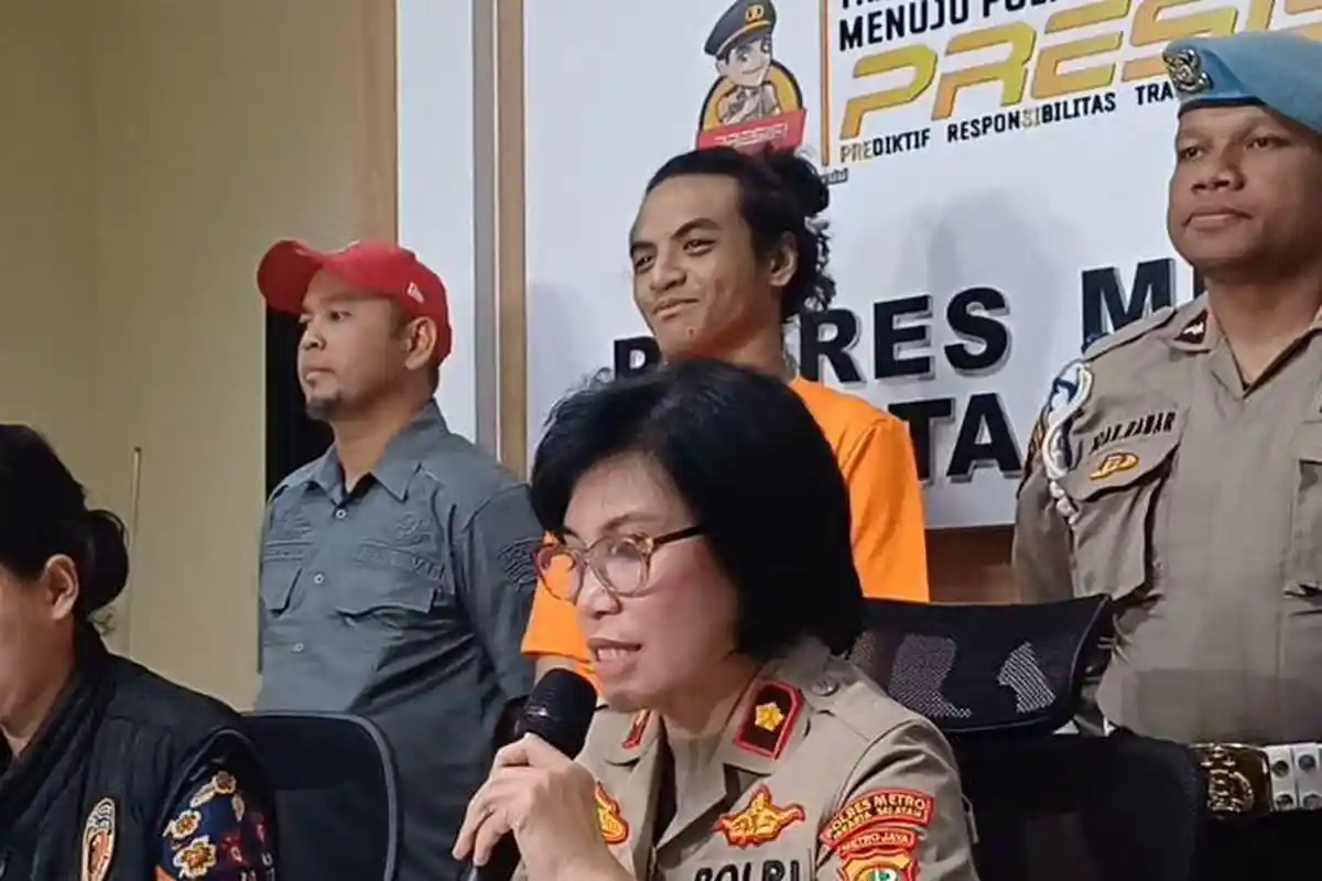 Kenakan Baju Tahanan, Vadel Badjideh Cengar-cengir Saat Ditampilkan Depan Publik