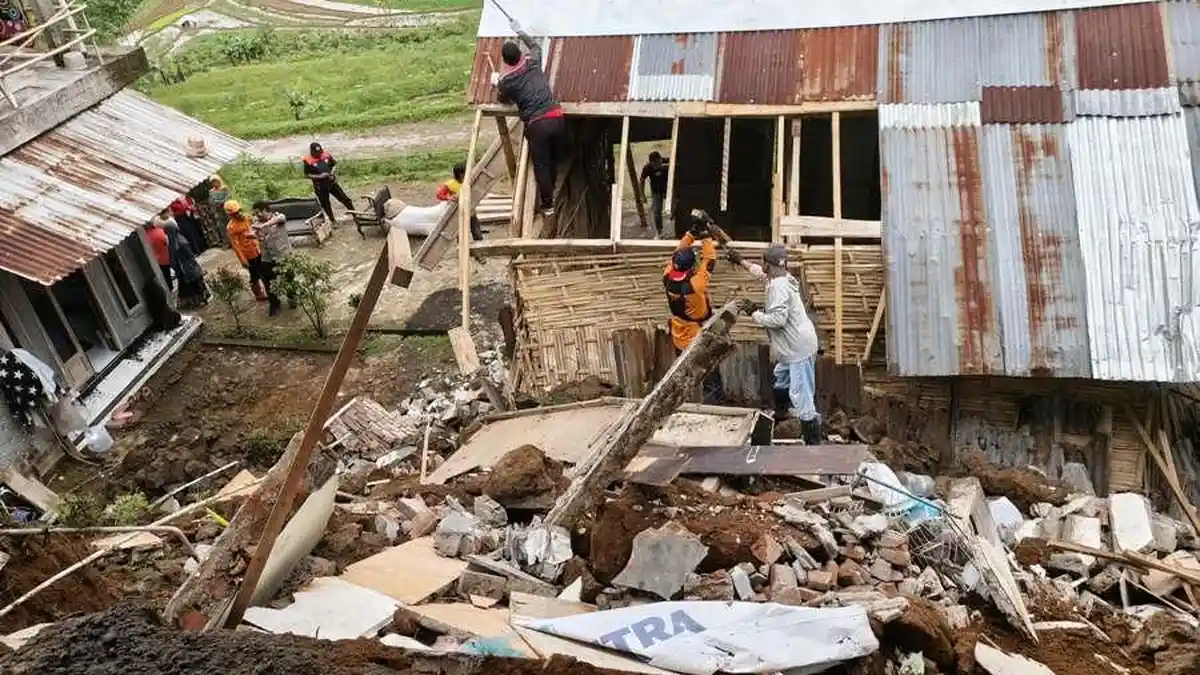 Senderan Rumah Sukirman di Wonosobo Ambruk Timpa Kandang Ternak dan Motor, Pemicunya Hujan 2 Jam