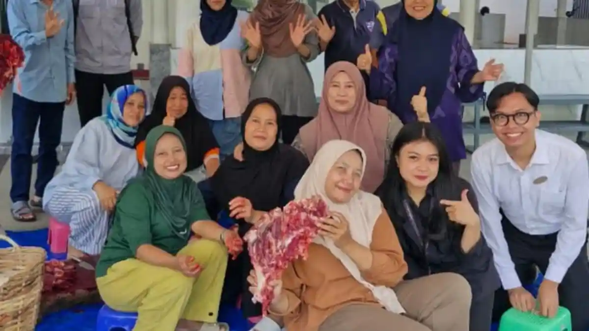 Hotel Santika dan Amaris Padang Serahkan Sapi Kurban ke Masjid Jihad