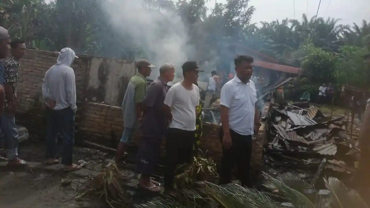 Respons Cepat Polsek Tanah Jawa Tangani Kebakaran Rumah di Simalungun, Kerugian Ditaksir Rp 120 Juta