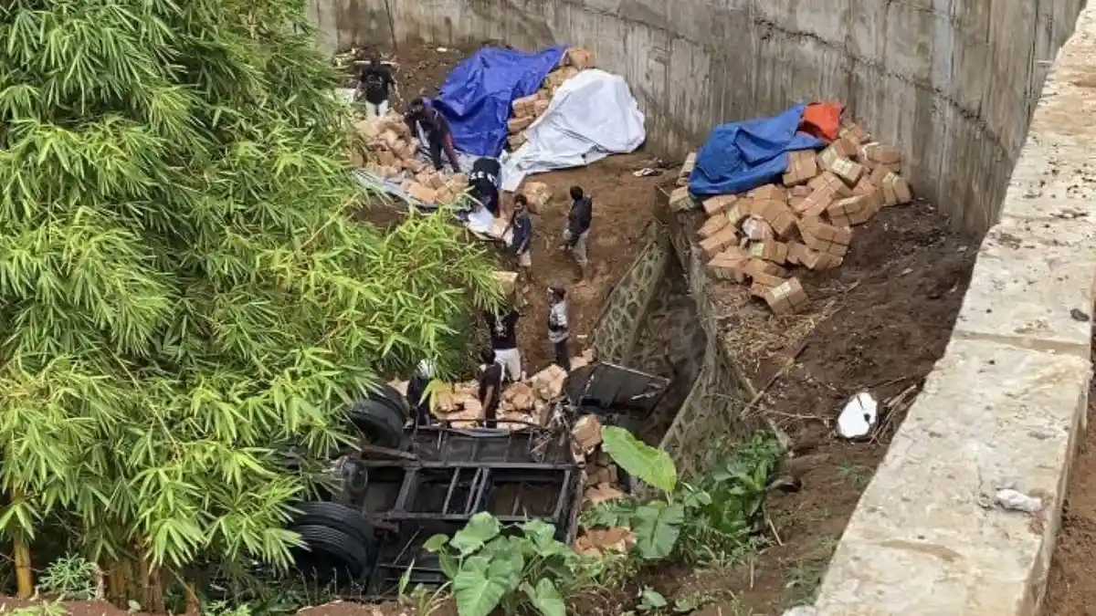 BREAKING NEWS: Truk Logistik Pemilu 2024 Kecelakaan, Masuk Jurang di Kabupaten Semarang