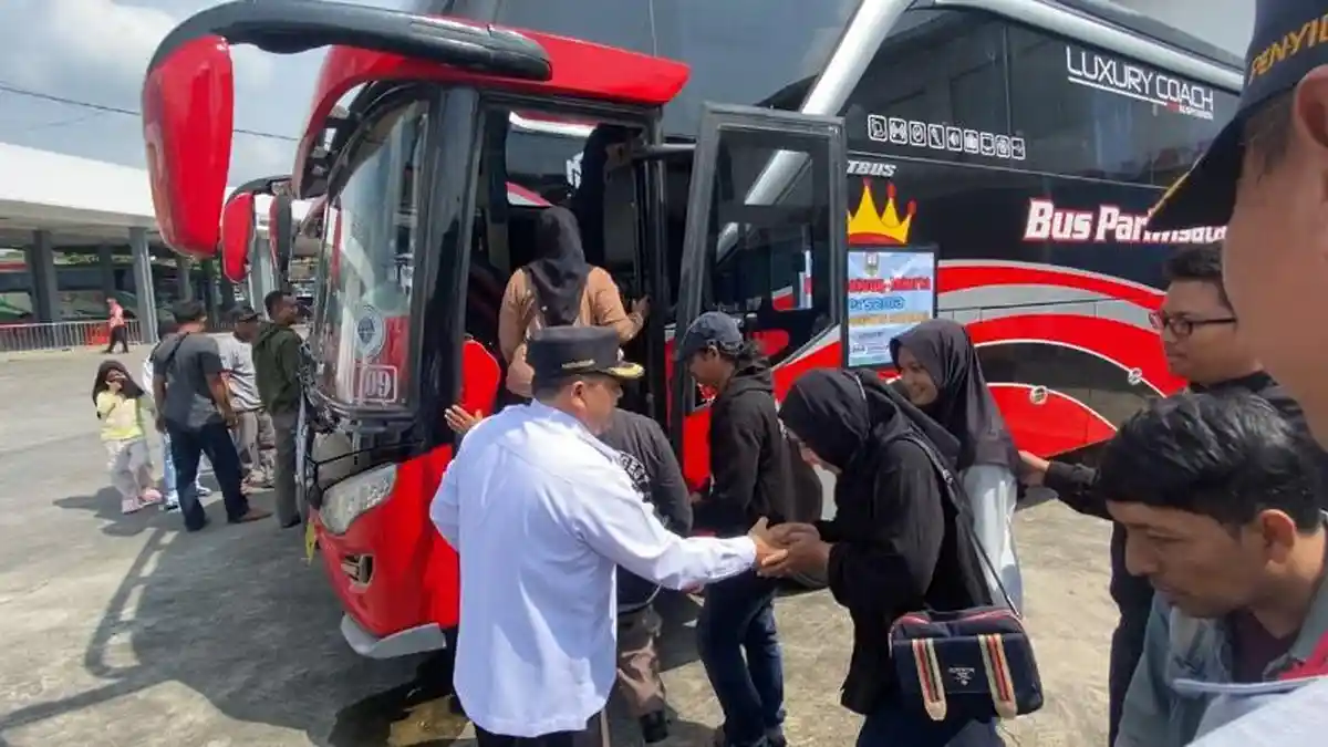 Bupati Ngesti Nugraha Lepas 2 Bus Gratis Pemudik Asal Kabupaten Semarang ke Jabodetabek