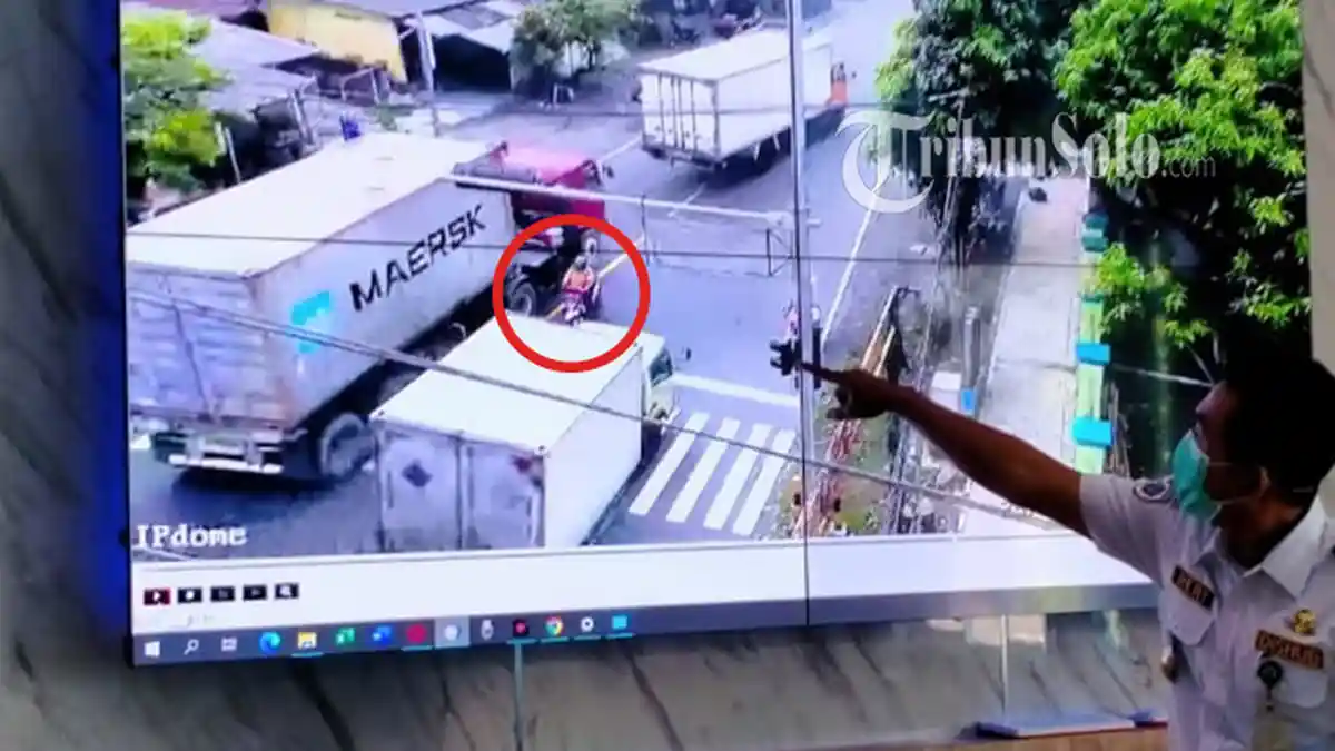 Aksi Truk Box Ugal-ugalan Terekam CCTV di Boyolali, Nyaris Tabrak Emak-emak di Lampu Merah 
