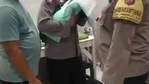 BAYI-DIBUANG-Bhabinkamtibmas-Desa-Ketapang-Barat.jpg