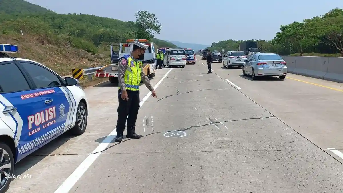 Kronologi Kecelakaan Ambulans Tabrak Truk di Tol Batang-Semarang, Pengemudi Kurang Konsentrasi