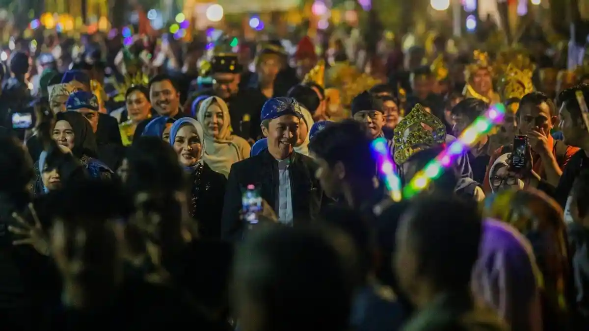 Penampilan Dedie Rachim di Helaran Hari Jadi Bogor ke-543, Bak Pegawai Pemerintah Zaman Dulu