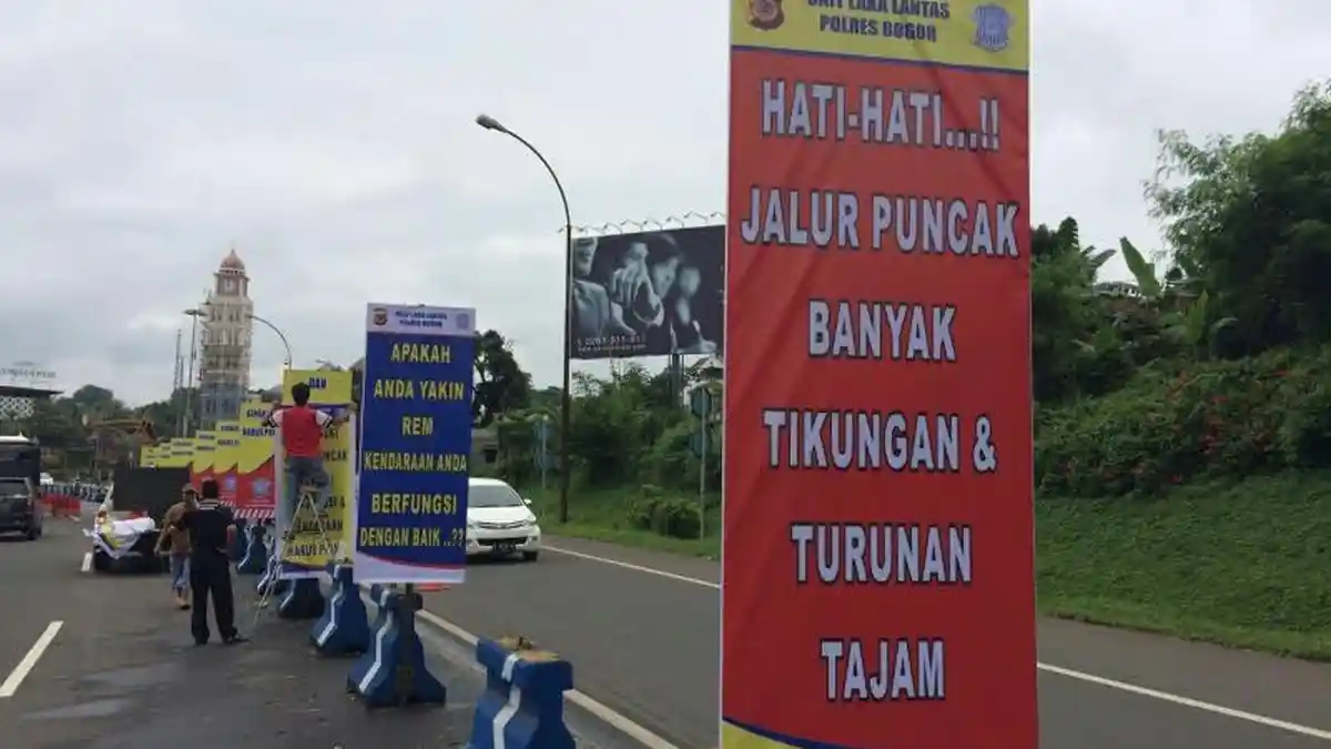 Polisi Pasang Peringatan Rem Blong di Puncak, Waspada Banyak Tikungan Berbahaya