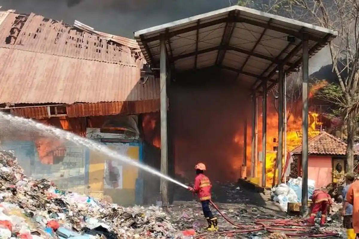 Kebakaran Hebat Melanda TPA Rawa Kucing, Pemkot Tangerang Tuding Faktor Cuaca Panas