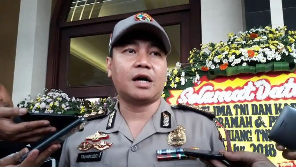 Perahu Sinar Laut Terbalik Setelah Dihantam Ombak Besar di Perairan Karawang, 4 Nelayan Masih Hilang