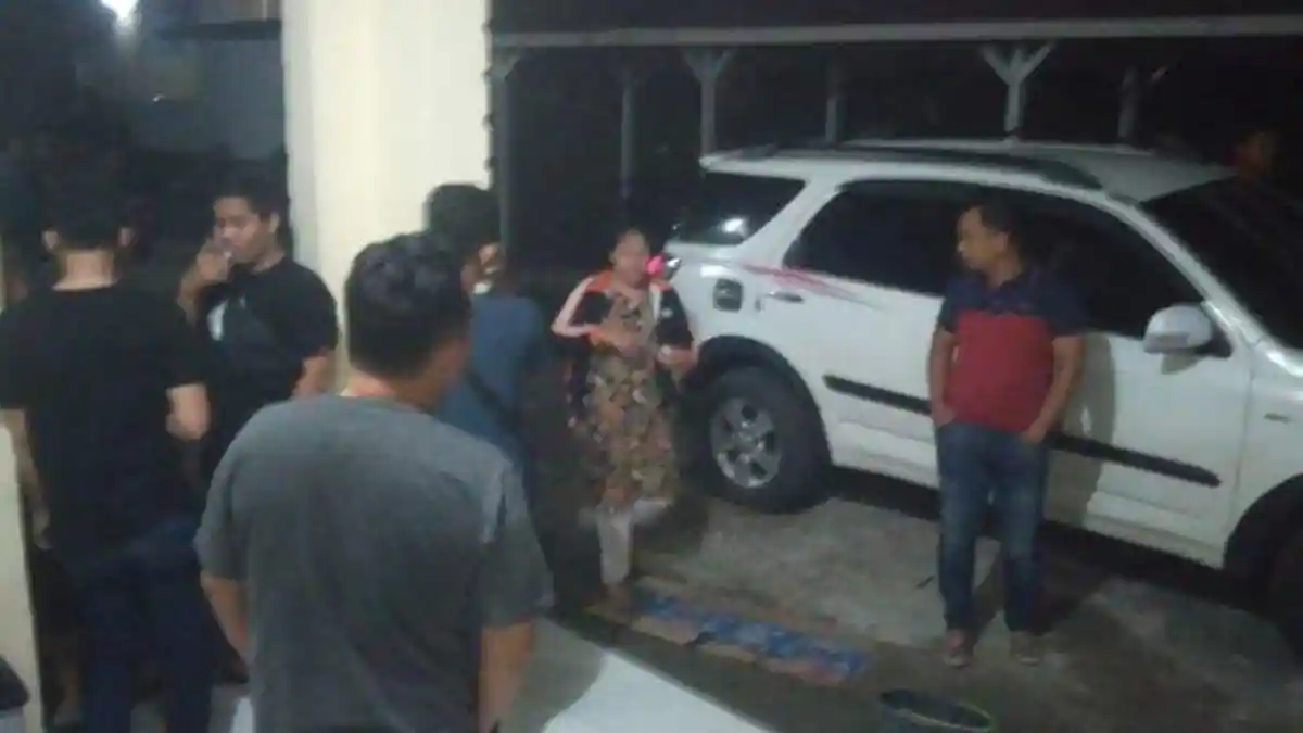 Warga Gerebek Oknum Kades di Lahat yang Ajak Pria Lain Masuk Rumahnya