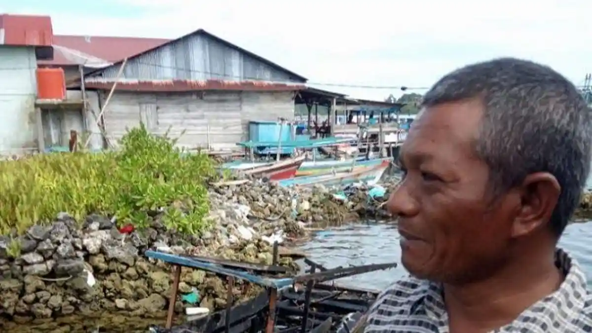 Perahu Terbakar, Nelayan Selamatkan Diri Lompat ke Laut