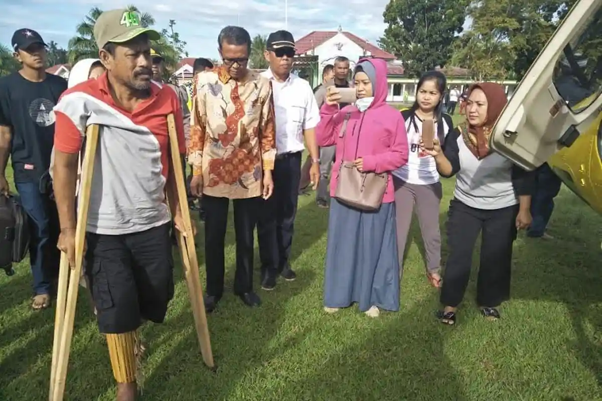 Penuhi Janji, Prof Nurdin Abdullah Antar Korban Patah Kaki Berobat ke Makassar
