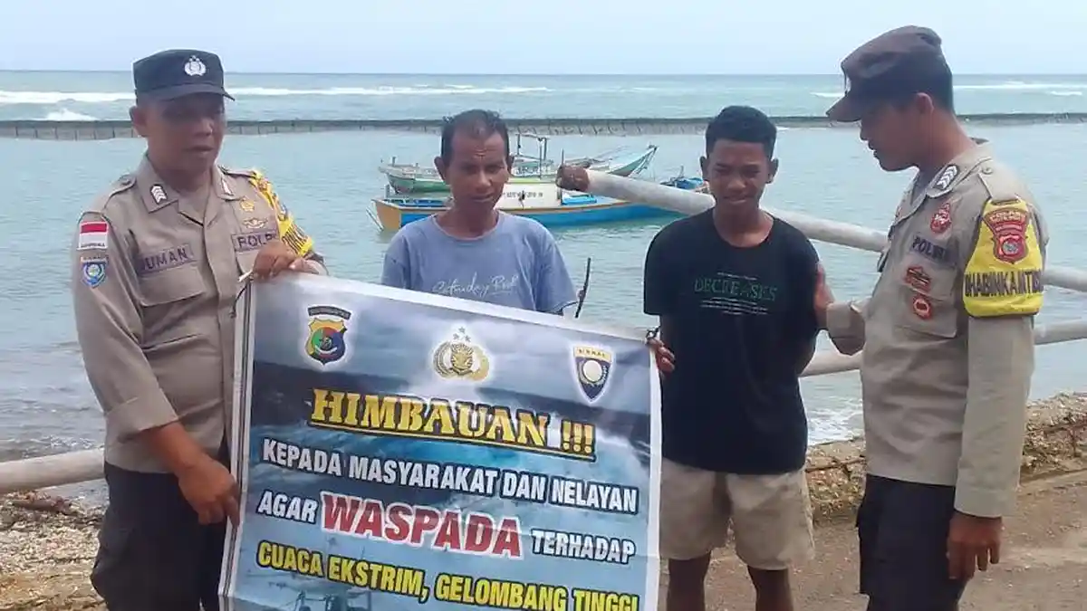 Polsek Lobalain Bawa Spanduk Imbau Warga Pesisir Waspada Cuaca Ekstrem Tidak Boleh Melaut