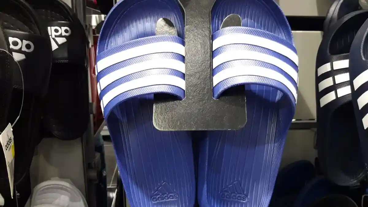 Agar Outfit Makin Sempurna dengan Sandal, Tiru 8 Inspirasi Gaya Ini