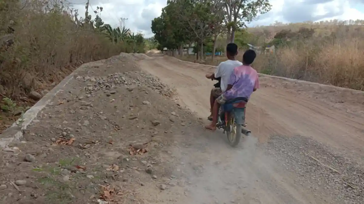 Pembangunan Jalan di Desa Bakalerek Lembata Tanpa Papan Proyek