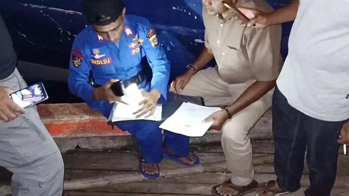 Petugas Tangkap Kapal Ikan Sibolga 