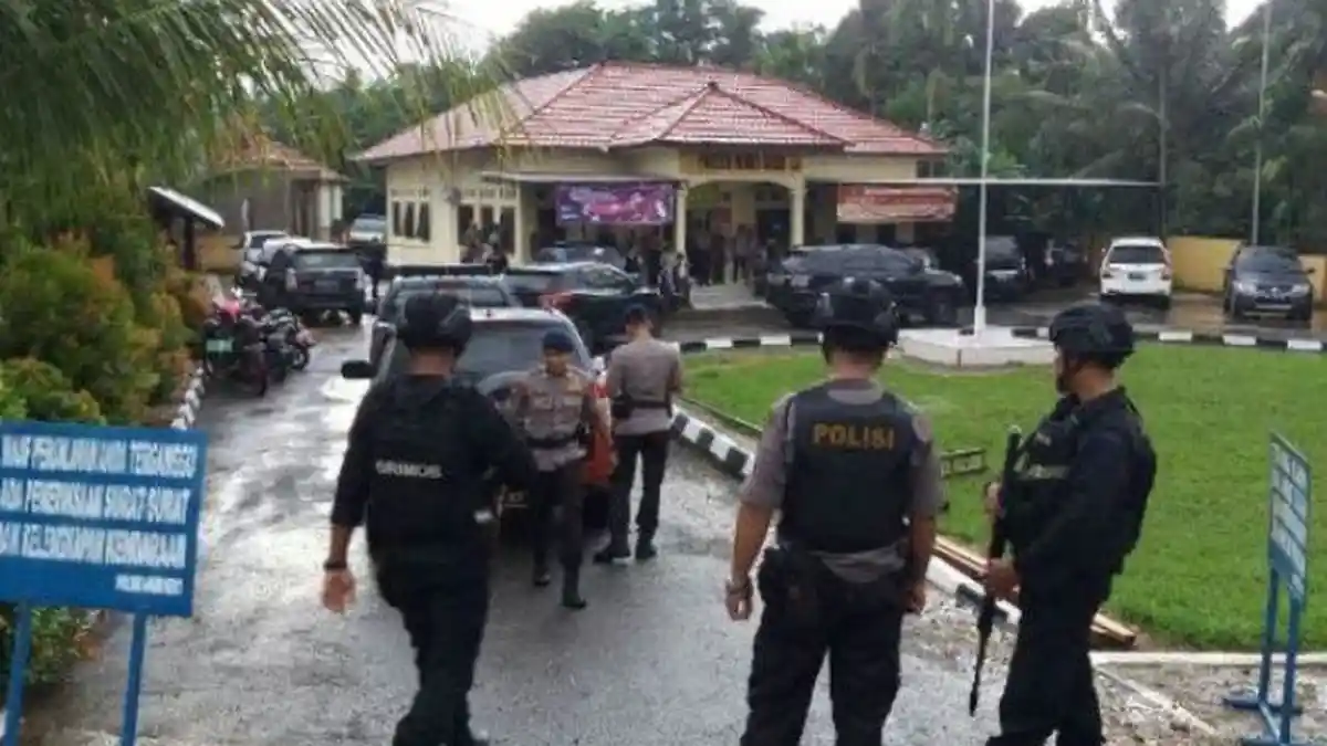 Breaking News : Pria Tenteng Samurai Serang Polsek Daha Selatan HSS,  1 Anggota Kena Bacok