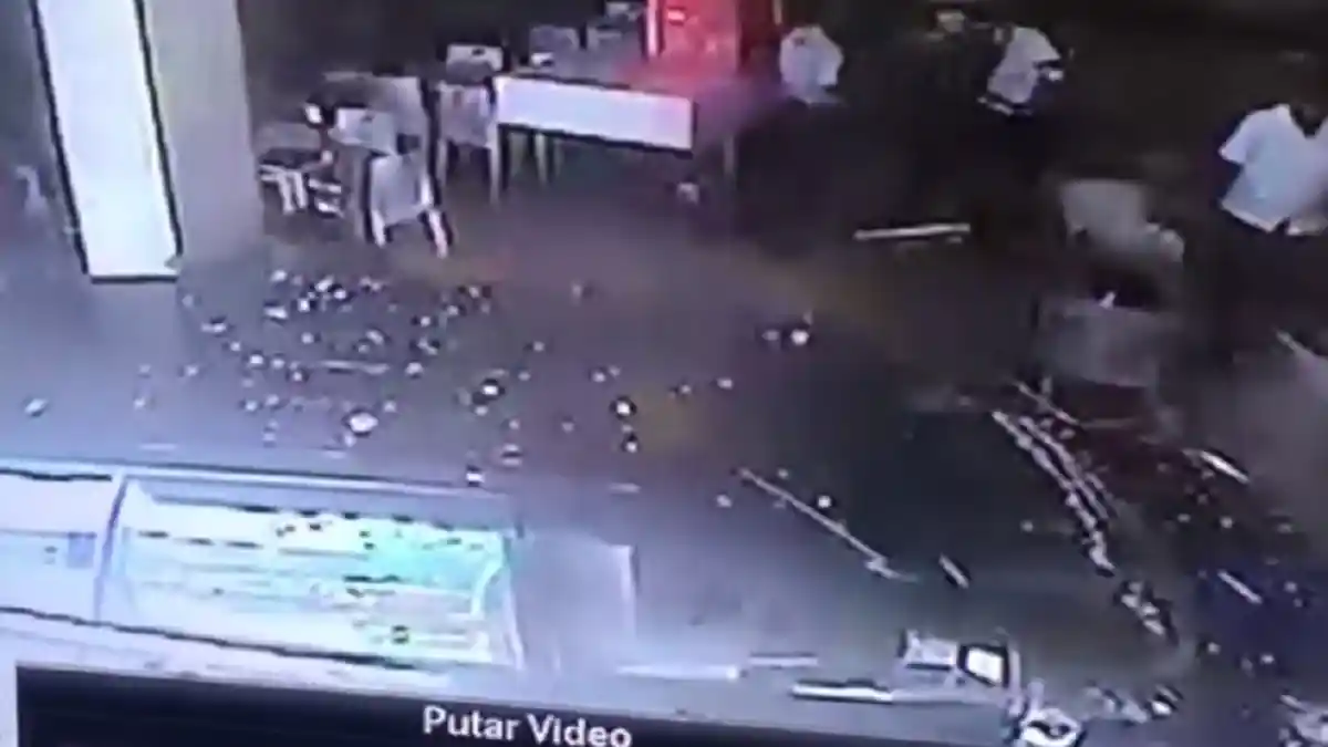 Ingin Mengerem Justru Menginjak Gas, Mobil Ini Langsung Hantam Kaca Restoran Cepat Saji