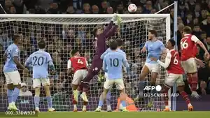 Penjaga-gawang-Manchester-City-asal-Brazil-Ederson-Tengah-mela.jpg