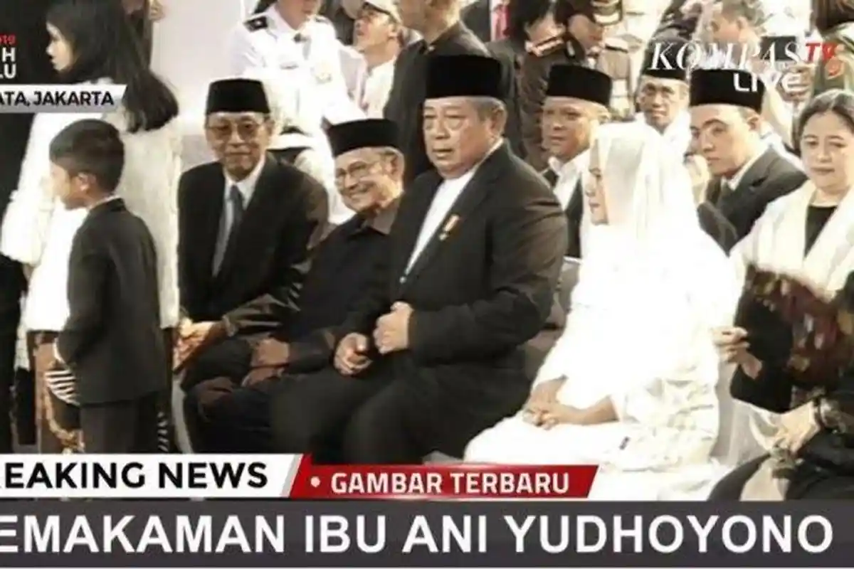 SBY Digandeng Kedua Cucunya saat Masuki Lokasi Pemakaman Ani Yudhoyono di TMP Kalibata