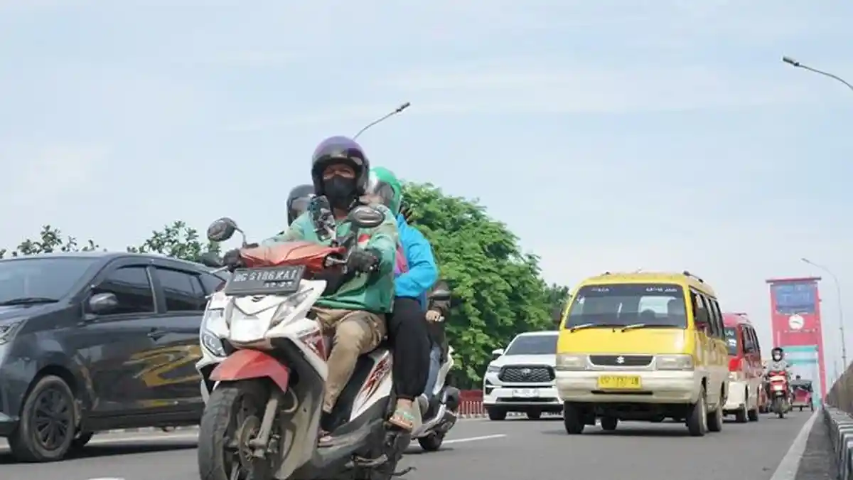 5 Tips  Cari Aman Saat Berkendara di Sekitar Angkutan Kota