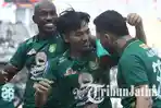 Pemain-Persebaya-Surabaya-M-Iqbal-merayakan-gol-ke-gawang-PSS-Sleman-Persebaya-vs-PSS-Sleman1.jpg