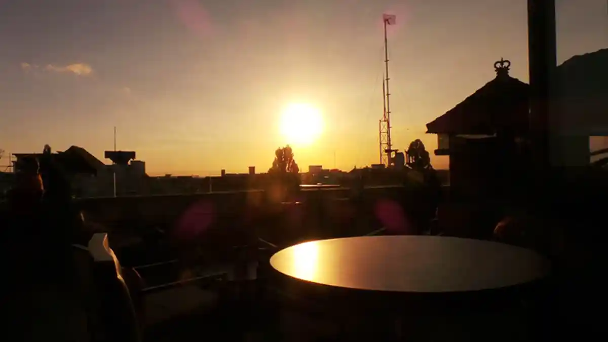 Dinner sambil Menyaksikan Sunset di Luna Rooftop Bar Bali