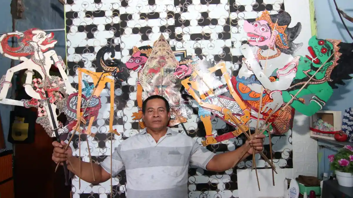 Seniman Jalanan Slamet Hariadi Punya 200 Wayang, Berawal dari Kisah Mahabharata
